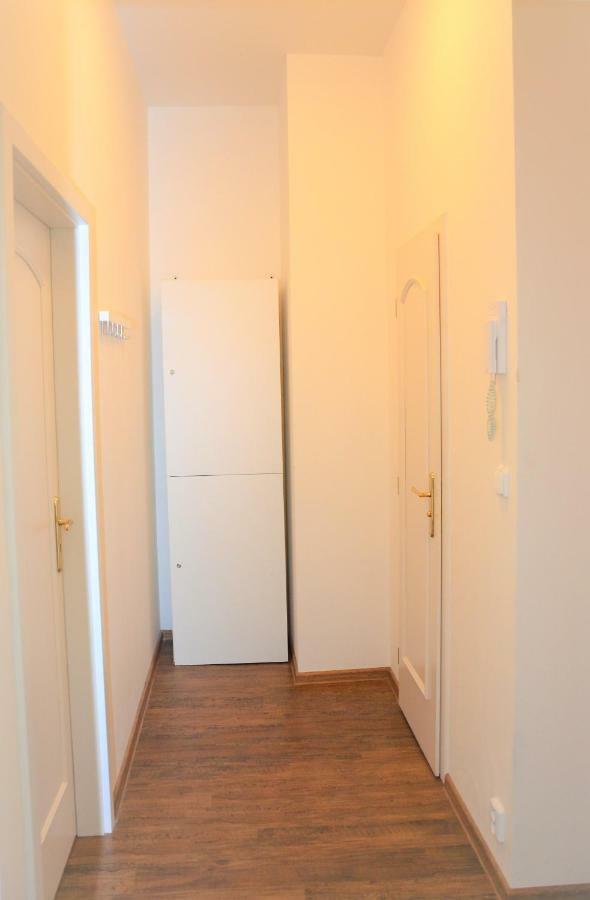 Queen Apartment *